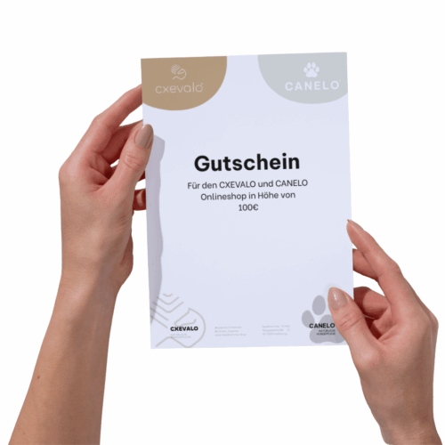 Hände halten einen Gutschein für den CXEVALO und CANELO Onlineshop
