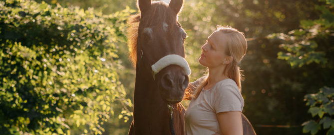 CXEVALO Gründerin Marie mit ihrem Pony Merlin, der unter starkem Sommerekzem leidet
