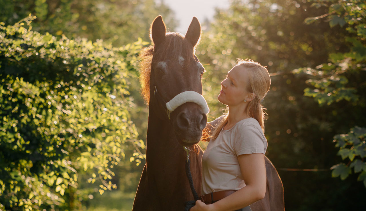 CXEVALO Gründerin Marie mit ihrem Pony Merlin, der unter starkem Sommerekzem leidet